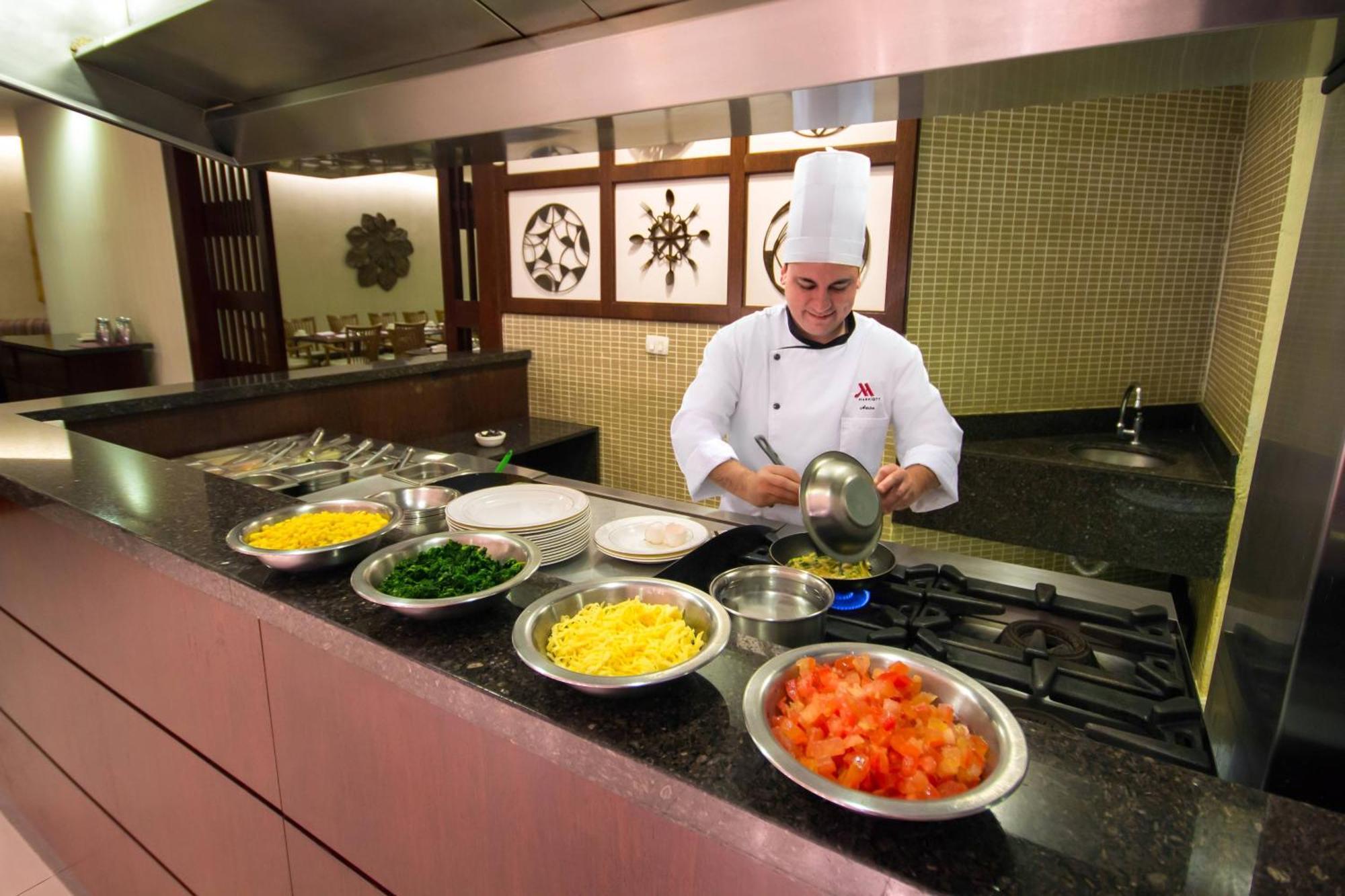 Marriott Sao Paulo Airport Hotel Γκουαρούλιος Εξωτερικό φωτογραφία A chef preparing food